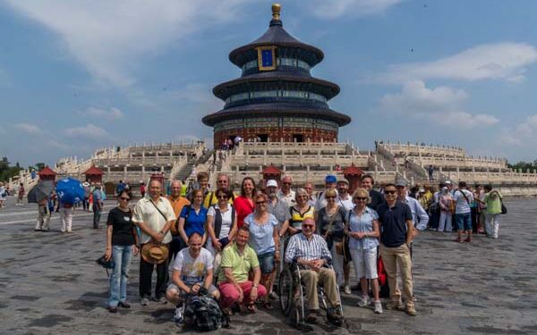 Die Reisegruppe des PresseClubs vor dem "Himmelstempel", dem Wahrzeichen Pekings, Foto: Elia Treppner
