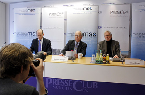 Oliver Rolofs (Pressesprecher der Münchner Sicherheitskonferenz), Wolfgang Ischinger und Helmut Gierke (Vorstand PresseClub München)