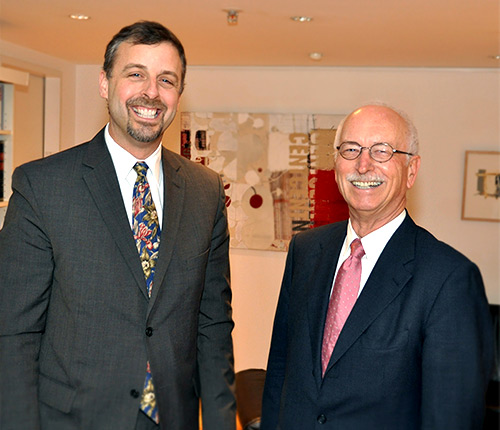 Der amerikanische Generalkonsul William E. Moeller mit Presseclub-Vorstand Peter Schmalz