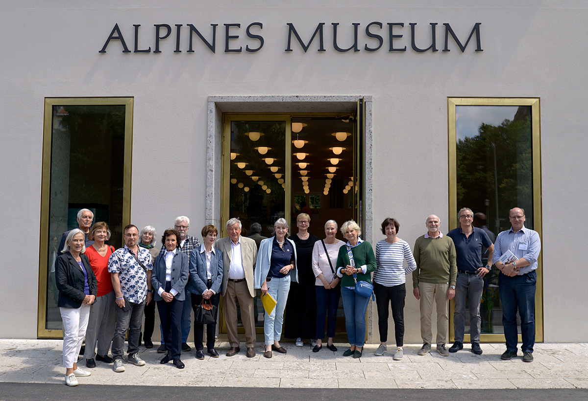 Mitglieder des PresseClubs vor dem Alpine Museum in München