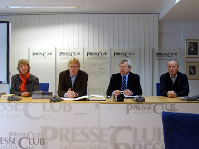Die Personen am Podium von links:
Dr. Thea Vignau, Hayko Siemens, Michael Langer, Peter Klingenfuß