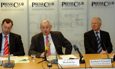 v.l.: Michael Ziegler, Pressesprecher, Ministerpräsident Dr. Günther Beckstein, Ruthart Tresselt, Vorsitzender des Presseclubs München e.V. 