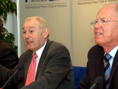 Ministerpräsident Dr. Günther Beckstein und  Ruthart Tresselt, Vorsitzender des Presseclubs München e.V. 