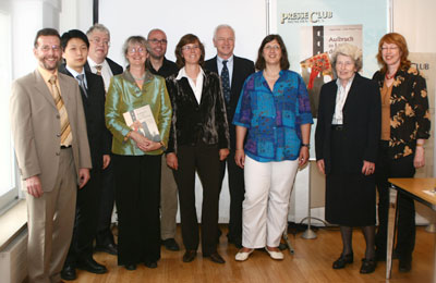 Autoren und Verlagsvertreter wurden anlässlich der Buchpräsentation „Aufbruch im Land des Drachen“ von Yun Wu im PresseClub München begrüßt.