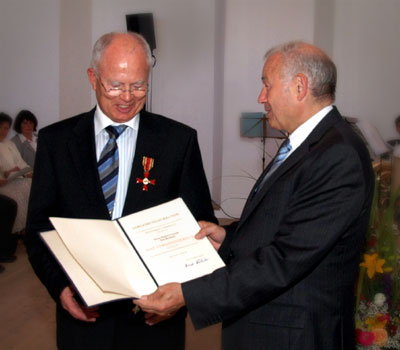 Verdienstkreuz am Bande des Verdienstordens der Bundesrepublik Deutschland für Herrn Ruthart Tresselt, Vorsitzender des Intern. Münchener Presseclubs